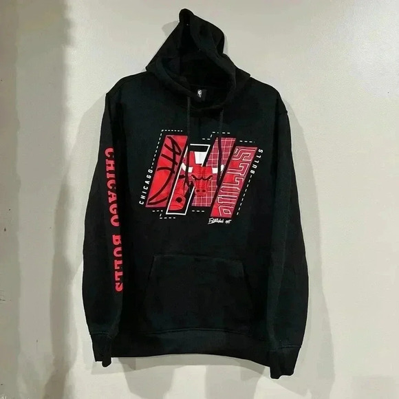 Men’s Bulls Sweatshirt/Hoodie Size Medium - Picture 1 of 7
